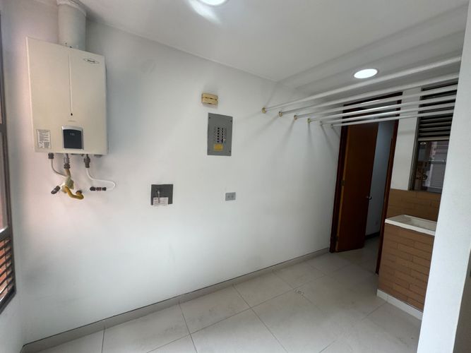 Apartamento de 3 alcobas en arriendo en El Poblado, Medellín, 140 m² · foto 3 de 21