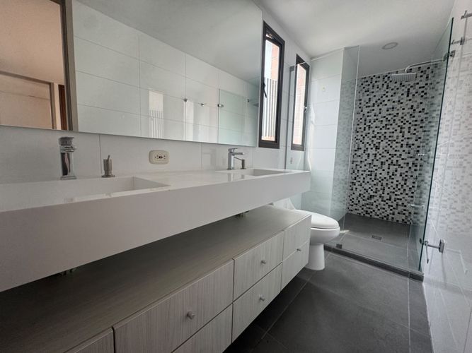 Apartamento de 3 alcobas en arriendo en El Poblado, Medellín, 140 m² · foto 20 de 21
