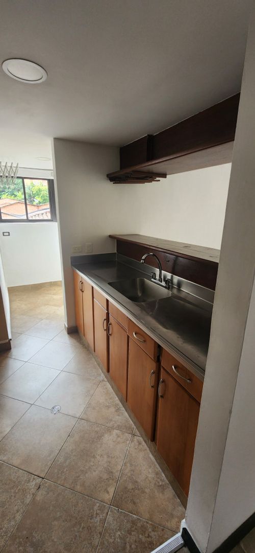 Apartaestudio en arriendo en Los Naranjos, Medellín, 55 m² · foto 2 de 12