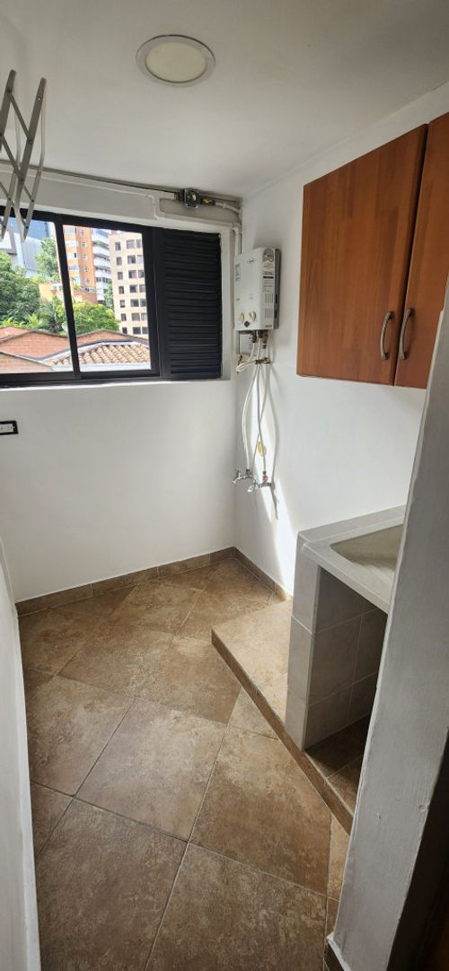 Apartaestudio en arriendo en Los Naranjos, Medellín, 55 m² · foto 3 de 12