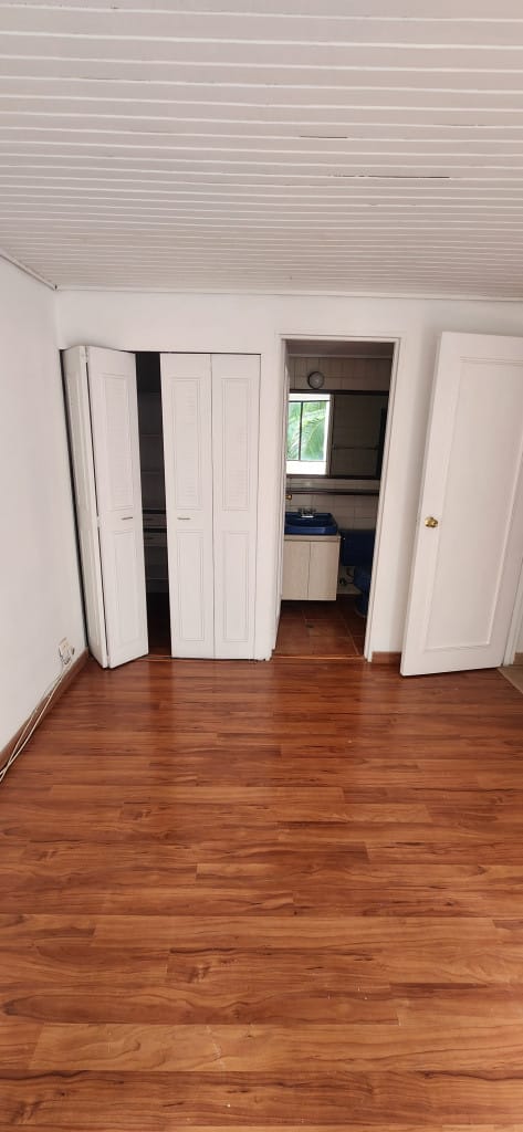Apartamento de 2 alcobas en arriendo en Los Naranjos, Medellín, 101 m² · foto 7 de 14