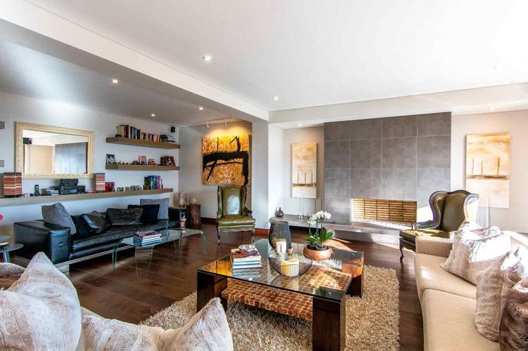 Apartamento de 4 alcobas en venta en Cerros De Los Alpes, Bogotá, 456 m² · foto 2 de 24