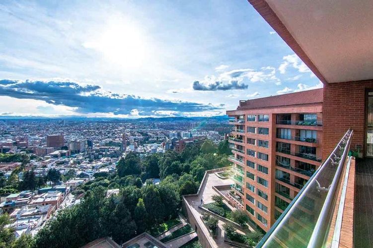 Apartamento de 4 alcobas en venta en Cerros De Los Alpes, Bogotá, 456 m² · foto 5 de 24
