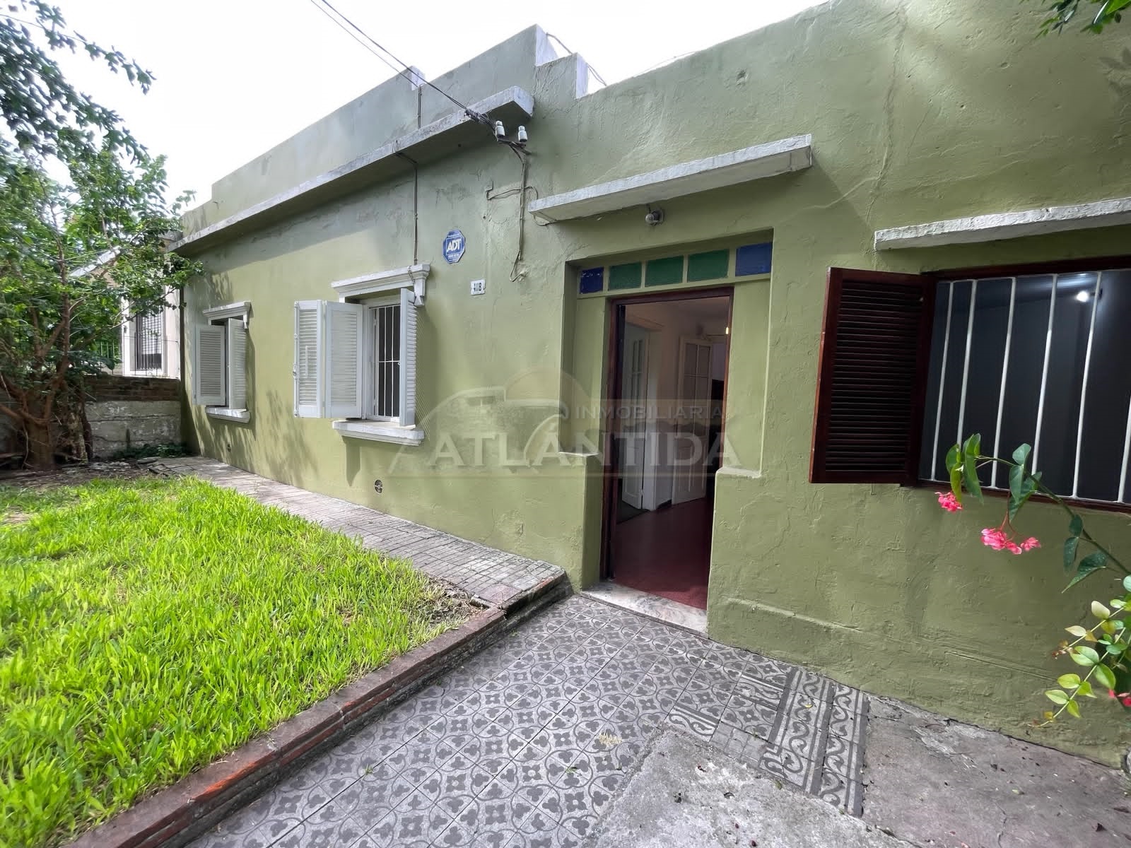 Alquiler Casa Al Frente - 2 Dormitorios Con Jardín Y Parrillero En Aires Puros. Inm Atlántida