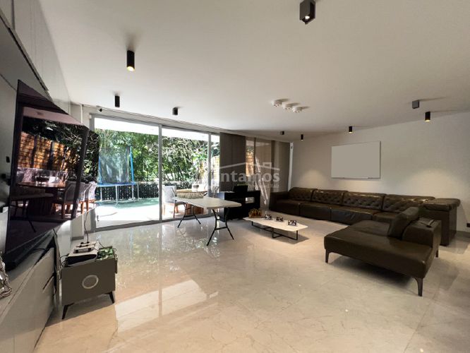 Casa de 4 alcobas en venta en El Poblado, Medellín, 251 m² · foto 2 de 24