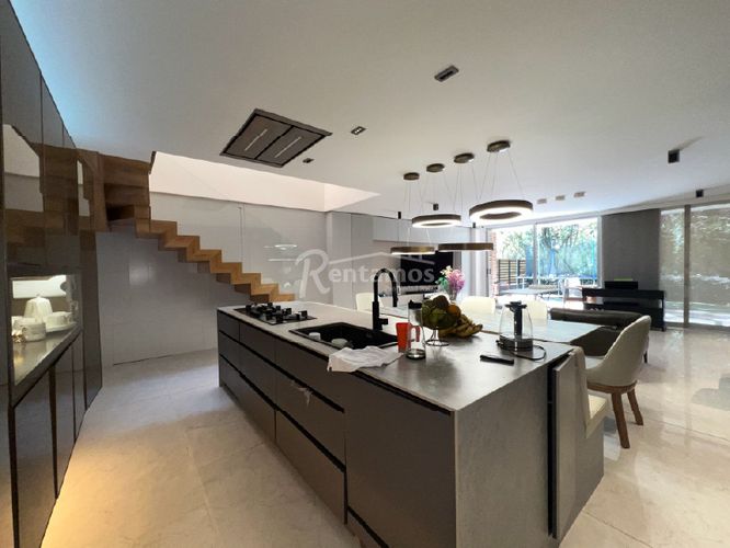 Casa de 4 alcobas en venta en El Poblado, Medellín, 251 m² · foto 10 de 24