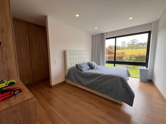 Casa de 3 alcobas en venta en Loma Del Chocho, Envigado, 414 m² · foto 11 de 18