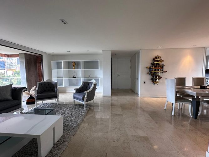 Apartamento de 3 alcobas en arriendo en El Poblado, Medellín, 220 m² · foto 2 de 20