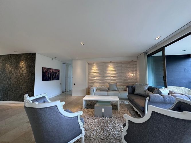 Apartamento de 3 alcobas en arriendo en El Poblado, Medellín, 220 m² · foto 2 de 20
