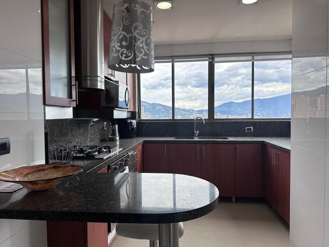 Apartamento de 3 alcobas en arriendo en El Poblado, Medellín, 220 m² · foto 7 de 20