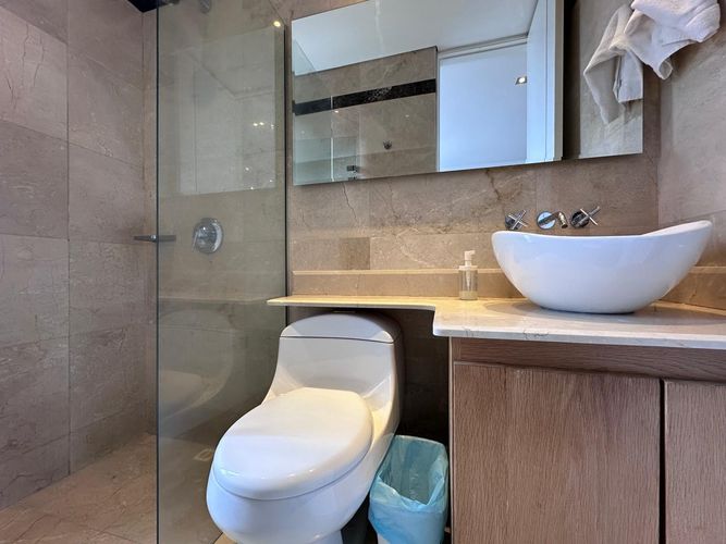 Apartamento de 3 alcobas en arriendo en El Poblado, Medellín, 220 m² · foto 19 de 20