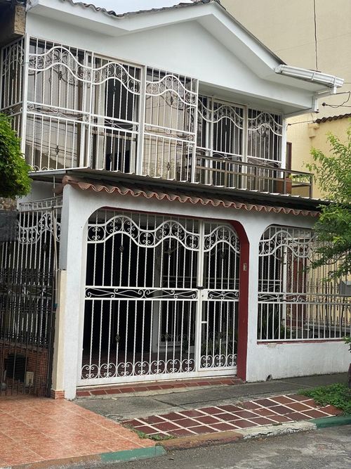 Casa de 5 alcobas en venta en Los Andes B - La Riviera, Cali, 180 m² · foto 2 de 19