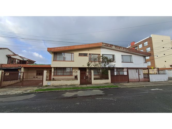 Casa de 4 alcobas en venta en El Batán, Bogotá, 227 m² · foto 2 de 24
