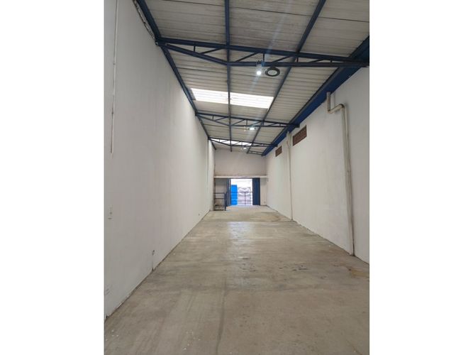Bodega en arriendo en Naranjal, Medellín, 110 m² · foto 2 de 9