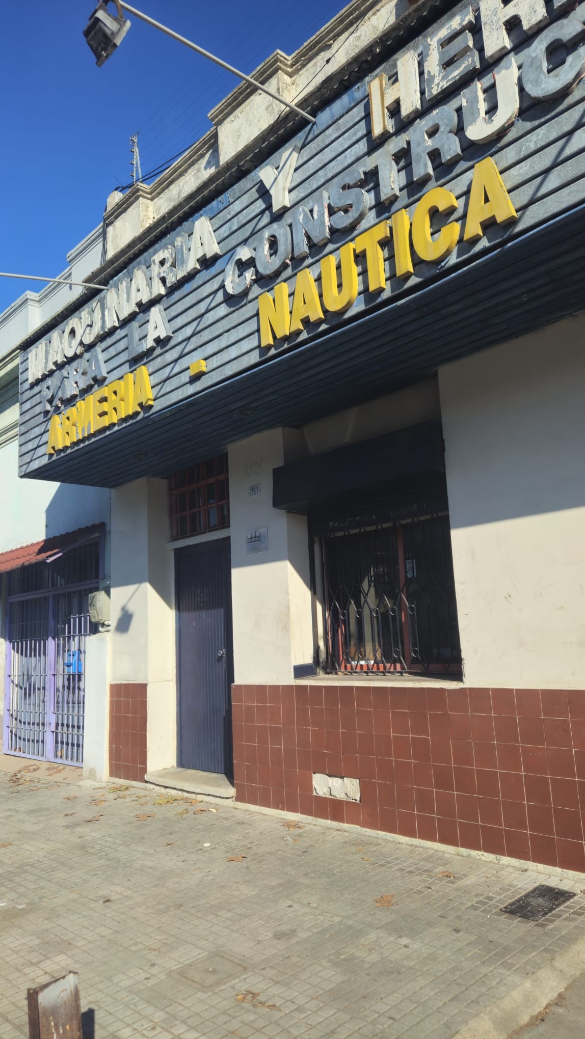 Muy Buen Local Comercial y Deposito en Democracia Y Daniel Muñoz