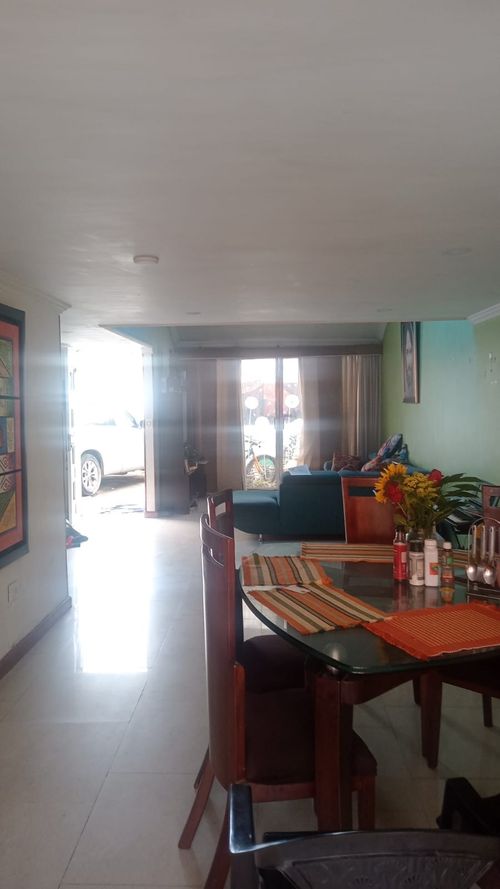 Casa de 3 alcobas en venta en Mandalay, Bogotá, 280 m² · foto 2 de 16