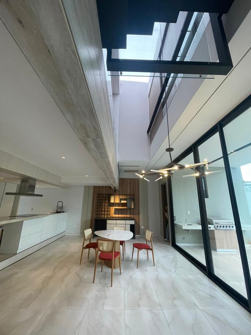 Exclusivo Dúplex Moderno en Venta: Ubicación Premium en Quinta Sosa-Barrio Mburucuya, una oportunidad única. — foto 3
