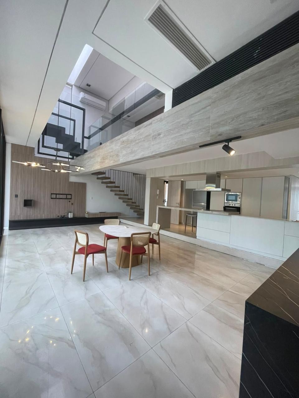 Exclusivo Dúplex Moderno en Venta: Ubicación Premium en Quinta Sosa-Barrio Mburucuya, una oportunidad única. — foto 2