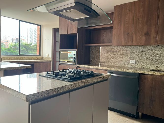 Apartamento de 3 alcobas en arriendo en El Poblado, Medellín, 195 m² · foto 3 de 16