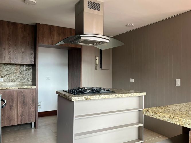 Apartamento de 3 alcobas en arriendo en El Poblado, Medellín, 195 m² · foto 6 de 16