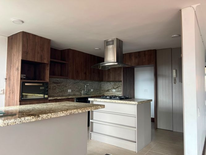 Apartamento de 3 alcobas en arriendo en El Poblado, Medellín, 195 m² · foto 5 de 16