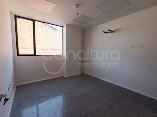 Oficina en arriendo en Los Colores, Medellín, 30 m² · foto 2 de 5