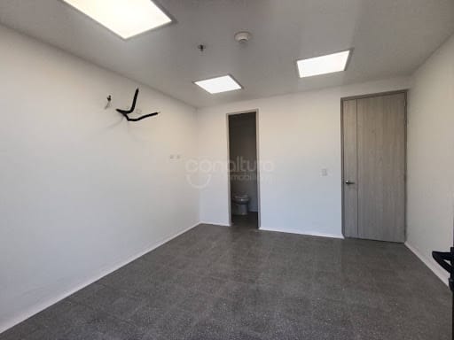 Oficina en arriendo en Los Colores, Medellín, 30 m² · foto 2 de 7