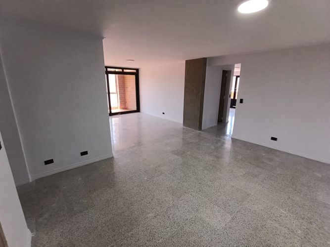 Apartamento de 3 alcobas en arriendo en Laureles, Medellín, 168 m² · foto 3 de 20