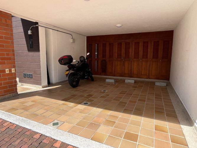 Casa de 3 alcobas en venta en El Castillo, Medellín, 257 m² · foto 3 de 18