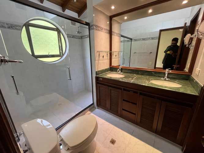 Casa de 3 alcobas en venta en El Castillo, Medellín, 257 m² · foto 4 de 18