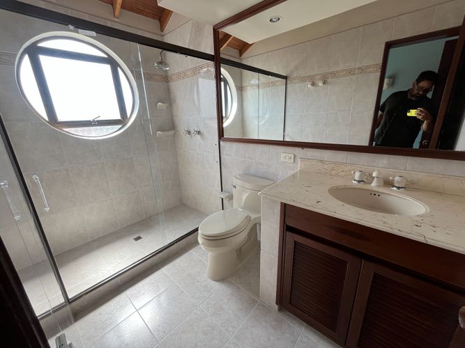 Casa de 3 alcobas en venta en El Castillo, Medellín, 257 m² · foto 5 de 18
