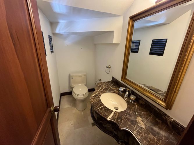 Casa de 3 alcobas en venta en El Castillo, Medellín, 257 m² · foto 2 de 18