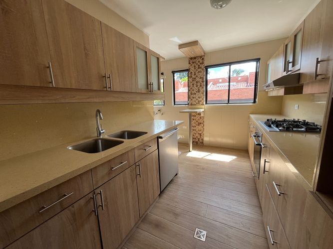 Casa de 3 alcobas en venta en El Castillo, Medellín, 257 m² · foto 6 de 18