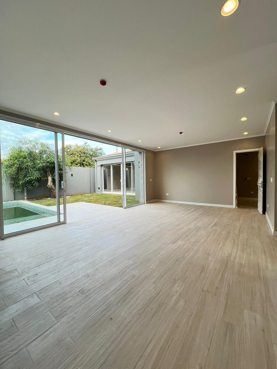 Alquilo/Vendo Residencia a estrenar en Condominio, Bo.Villa Aurelia. — foto 2