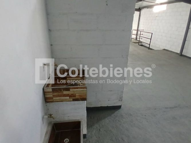 Bodega en arriendo en Cristo Rey, Medellín, 160 m² · foto 7 de 12