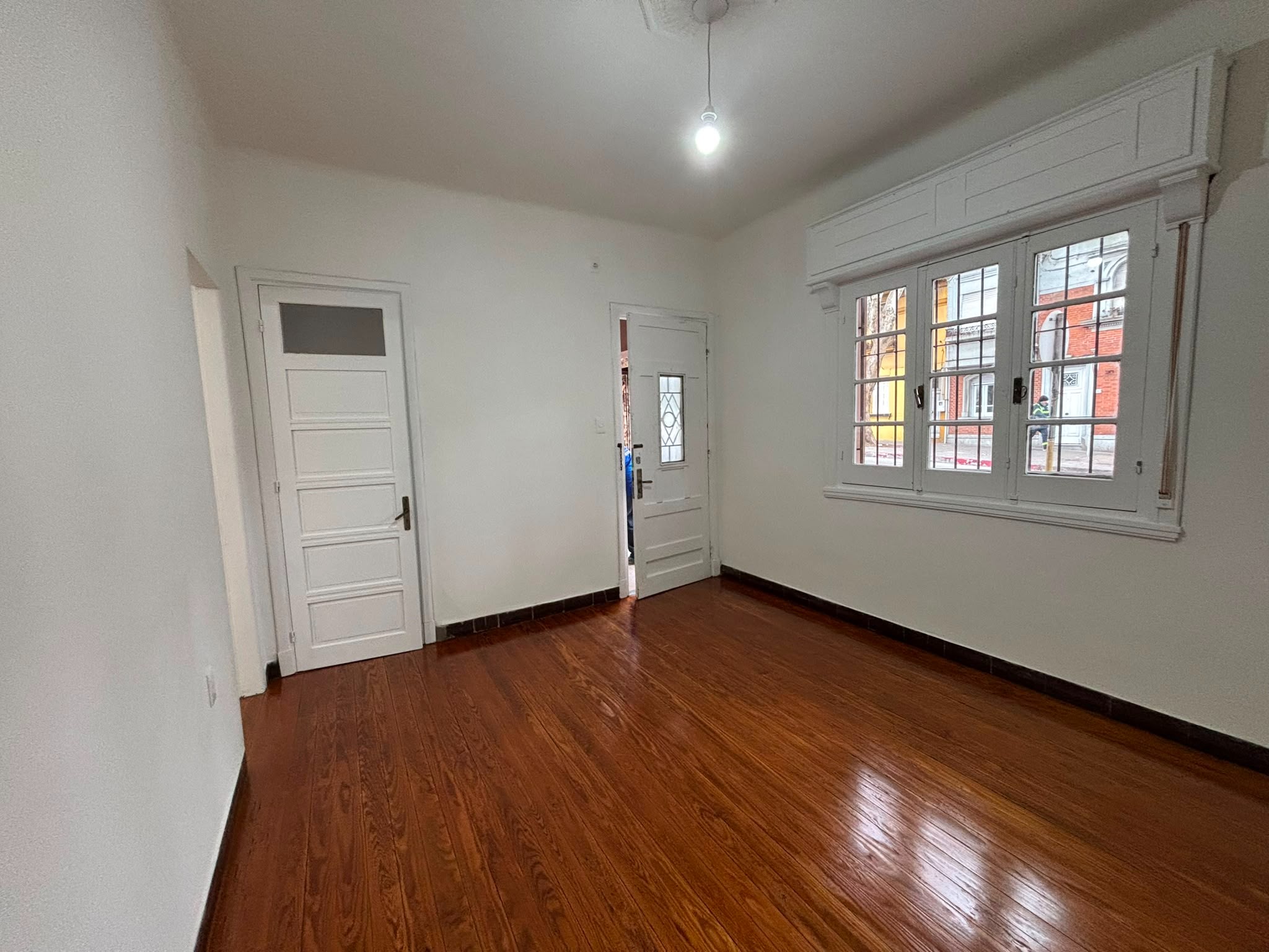 Preciosa casa en planta baja, independiente. A mts del prado. Recién renovada!!. .