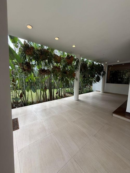 Casa de 5 alcobas en arriendo en Los Balsos, Medellín, 640 m² · foto 3 de 24