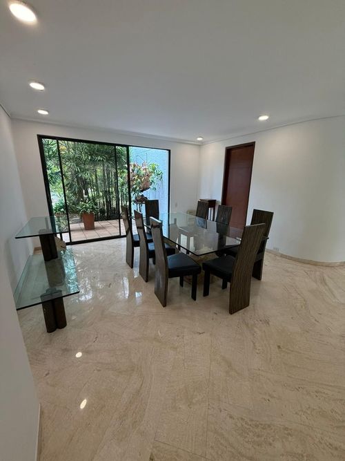Casa de 5 alcobas en arriendo en Los Balsos, Medellín, 640 m² · foto 14 de 24