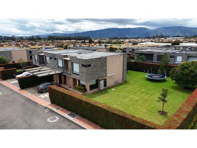 Casa de 5 alcobas en arriendo en Pueblo Viejo, Cota, 220 m² · foto 2 de 24