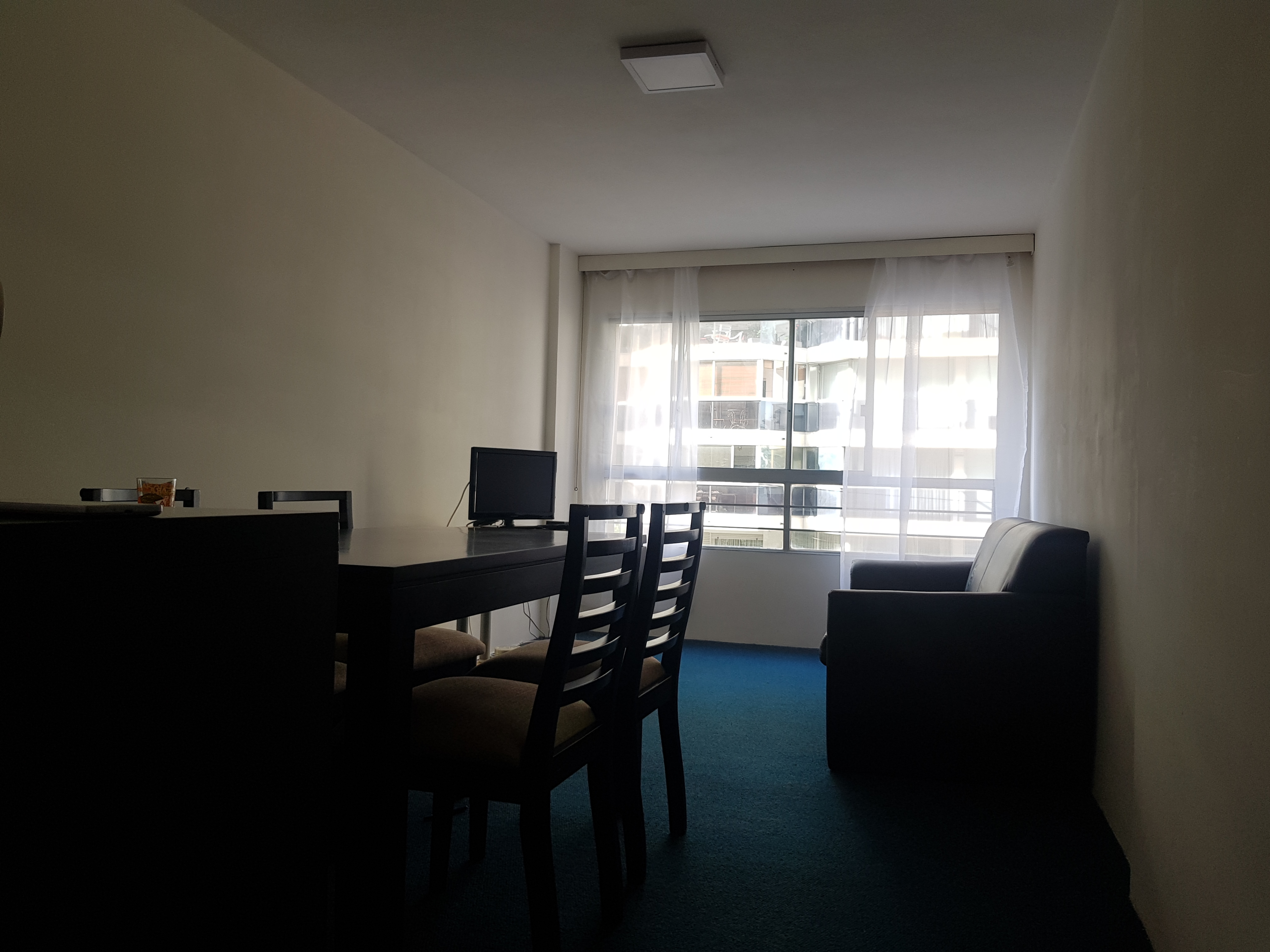 A MEDIA CUADRA DEL MAR, UN DORMITORIO AMOBLADO EN LA ZONA DE PLAZA TROUVILLE