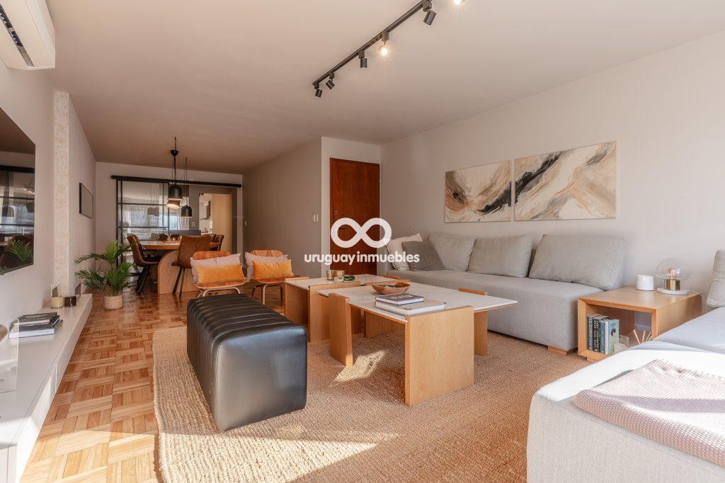 Exclusivo apartamento amueblado de 3 dormitorios con 2 garajes a pasos de la Rambla de Pocitos
