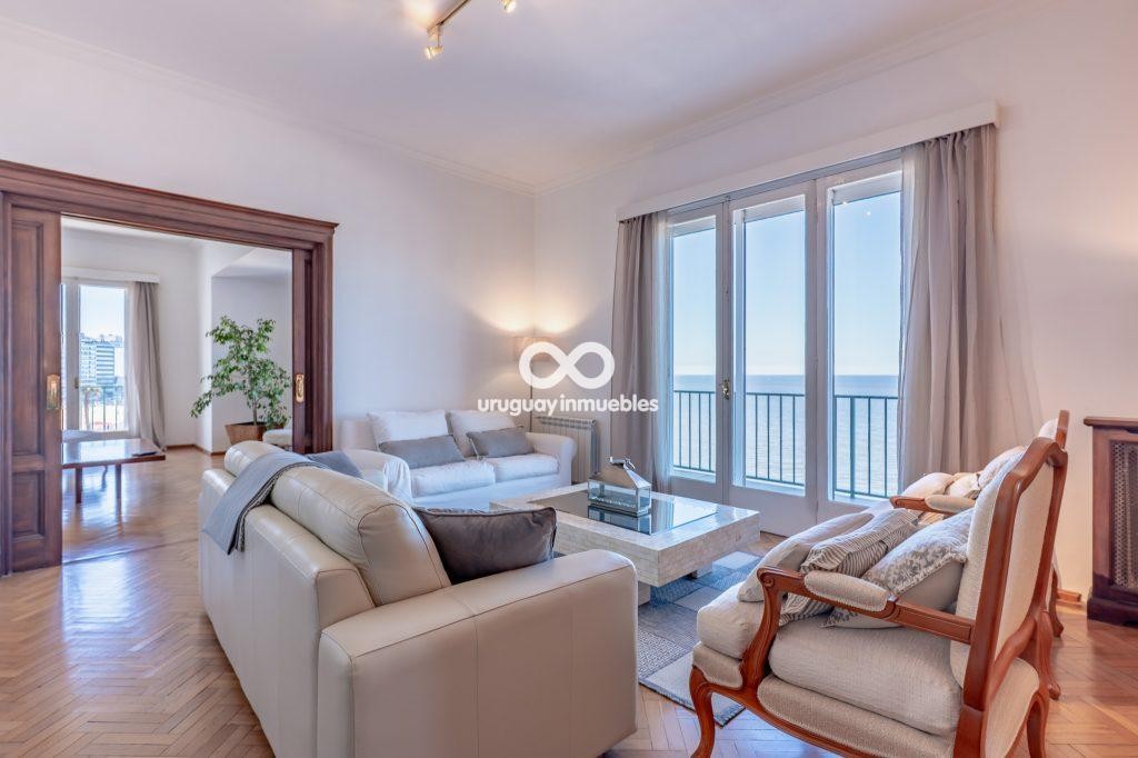 Exclusivo apartamento reciclado a nuevo, 3 dormitorios y espectacular vista al mar en Pocitos