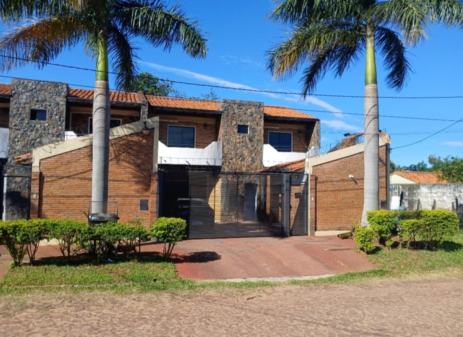 EN VENTA – HERMOSA RESIDENCIA EN LAURELTY, LUQUE — foto 2