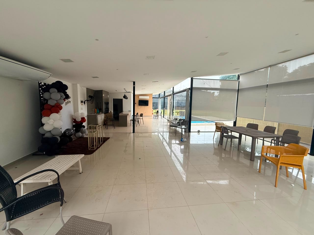 Exclusivo Terreno para Eventos en Fernando de la Mora, Zona Sur: Ubicado estratégicamente en Calle Palma, a solo 30 metros de Zavalascue, este predio de alto potencial ofrece un quincho cerrado con parrilla de acero inoxidable, piscina de 7x5m, 4 baños, y — foto 2