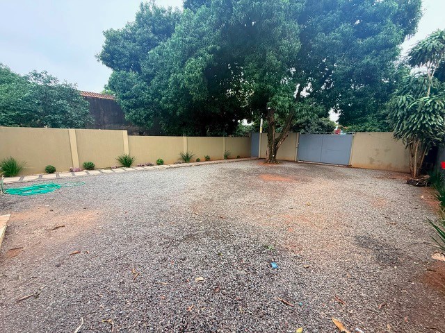Exclusivo Terreno para Eventos en Fernando de la Mora, Zona Sur: Ubicado estratégicamente en Calle Palma, a solo 30 metros de Zavalascue, este predio de alto potencial ofrece un quincho cerrado con parrilla de acero inoxidable, piscina de 7x5m, 4 baños, y — foto 3