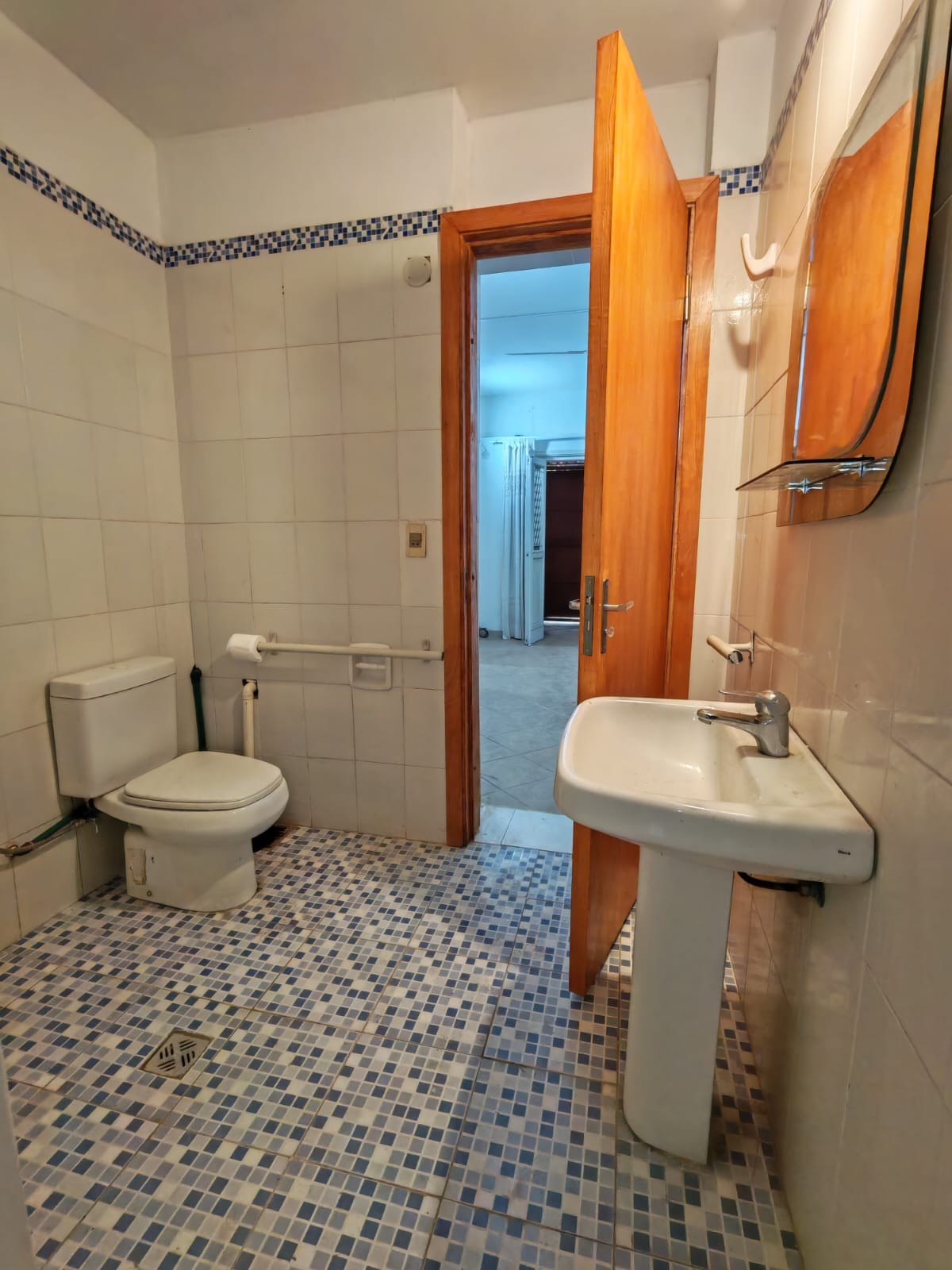 Chalet Tipo Departamento en Alquiler en Asunción - Exclusivo Barrio Los Laureles — foto 2