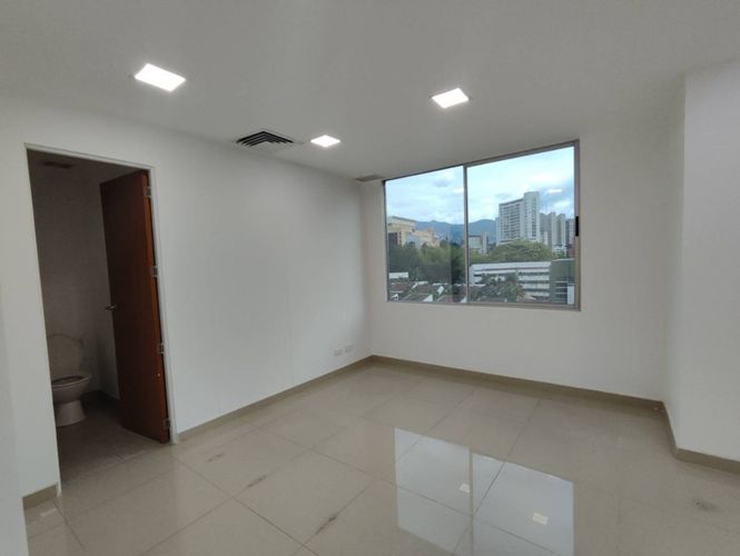 Oficina en arriendo en Los Balsos, Medellín, 79 m² · foto 2 de 8