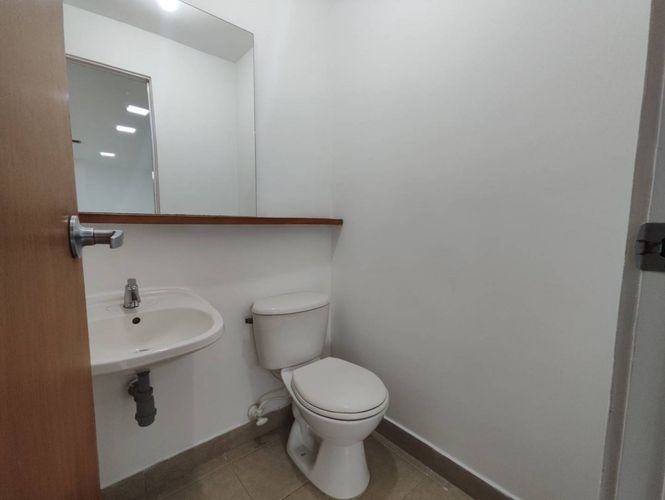 Oficina en arriendo en Los Balsos, Medellín, 79 m² · foto 3 de 8