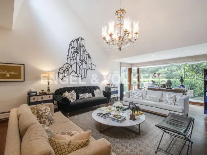 Casa de 4 alcobas en venta en Los Rosales, Bogotá, 591 m² · foto 2 de 24