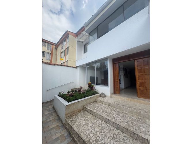 Casa de 6 alcobas en venta en Sector La Luisa Bella Suiza, Cali, 550 m² · foto 3 de 24
